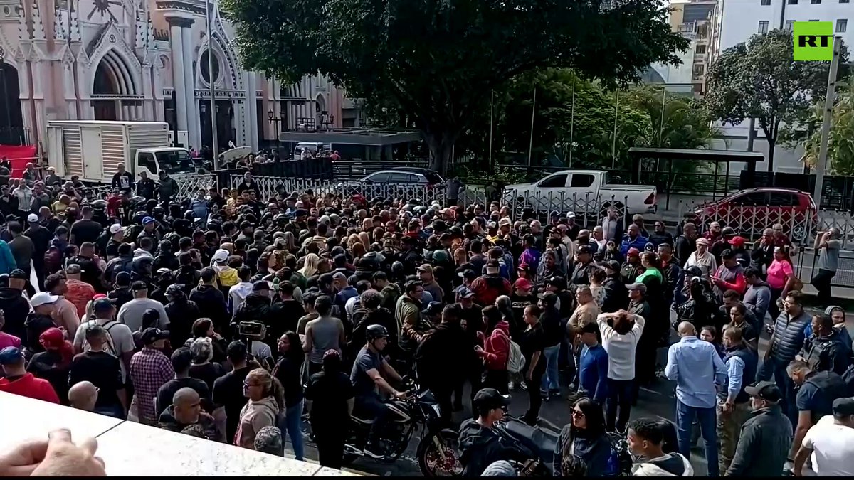 Calm crowd of Maduro supporters gathering in downtown Caracas after US BOMBINGS and 'CAPTURE' of Venezuelan Prez. Maduro