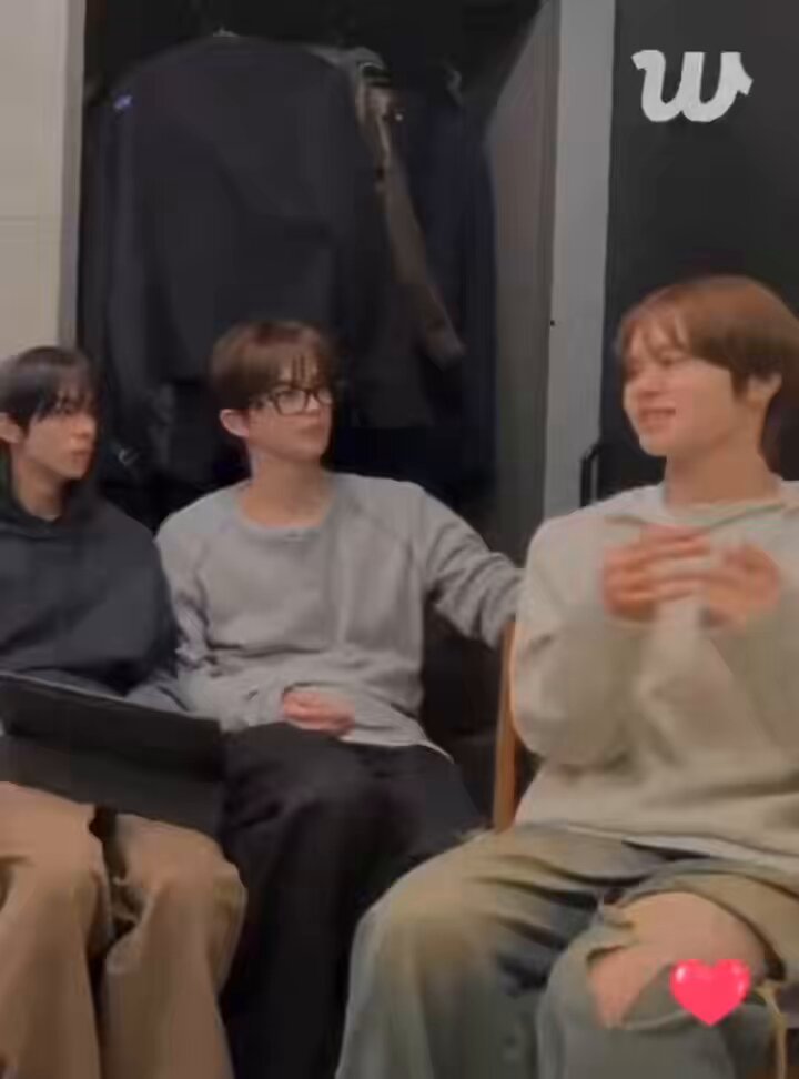 연하 노출 신경 쓰이는지 다리 계속 쳐다보고 자리 바꿔줄까? 응? 다정하게 자리 바꿔주고선 조신하게 모았던 다리를 1280도 찢어 연하 속살 가려주는 연상 덩치차이부터 정신나감