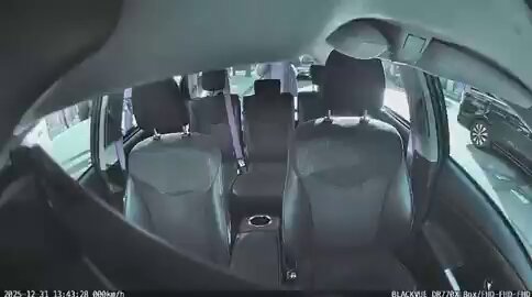 🇫🇷 🚌 | Un homme ouvre la portière de son véhicule sans regarder alors qu’un bus passe juste à côté. La portière est arrachée par le bus.Malgré ça, l’automobiliste accuse le chauffeur du bus,affirmant que c’est lui qui est en tort et que la portière était déjà ouverte.