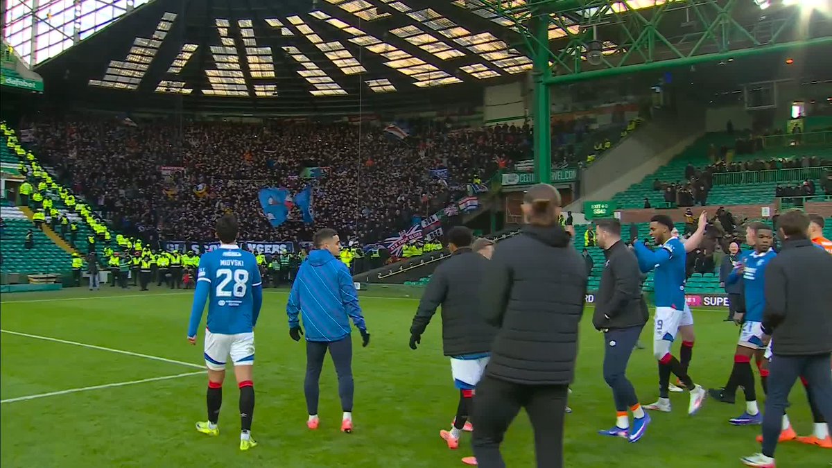 🦁 "They've silenced the lion's den" Danny Röhl and his Rangers players celebrate with their fans at Celtic Park ⤵️