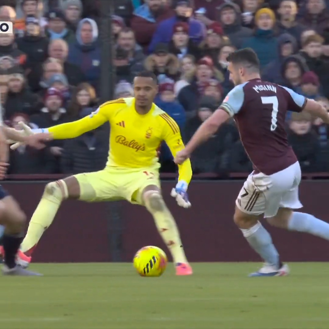 John Victor forgot he was a keeper for a second 🥴 (via NBC Sports Soccer)