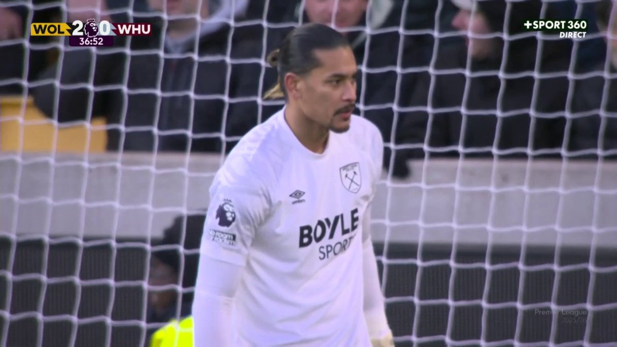 LA PARADE FOLLE D'AREOLA 🤯 Ce réflexe du pied gauche du gardien français pour éviter la gifle en première période 😤 #WOLWHU | #PremierLeague