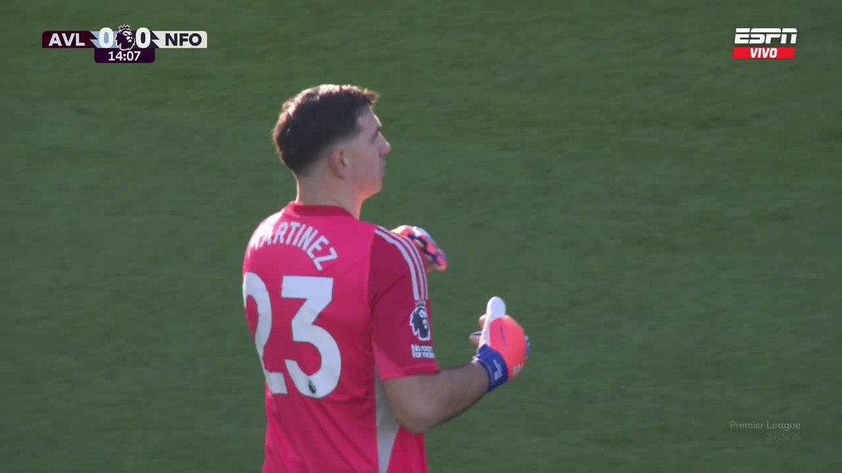 El despeje de Dibu Martínez CON EL HOMBRO durante la victoria del Aston Villa ante Nottingham Forest. 🇦🇷😅