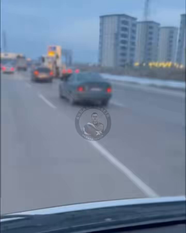 Ayaş yolunda muhtemelen kafası güzel abimiz hem kendi kaza yaptı (bariyerlere çarptı) hem de millete kaza yaptırıyordu.