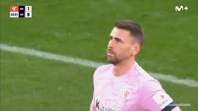 - Está muy lejos... - 🤪 Rubén García: 'Sujétame el cubata'. #LALIGAEASPORTS #LaCasaDelFútbol