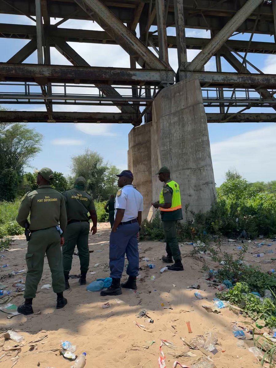 Working together we can SECURE SOUTH AFRICA’s BORDERS FOR DEVELOPMENT. SA Police Service 🇿🇦 SA National Defence Force 🇿🇦 The Border Management Authority SA This intensive joint work helped with managing the movement of people at the Beitbridge Port of Entry. #Secureborders #BMA #Operationhitivise #immigrationcrisis