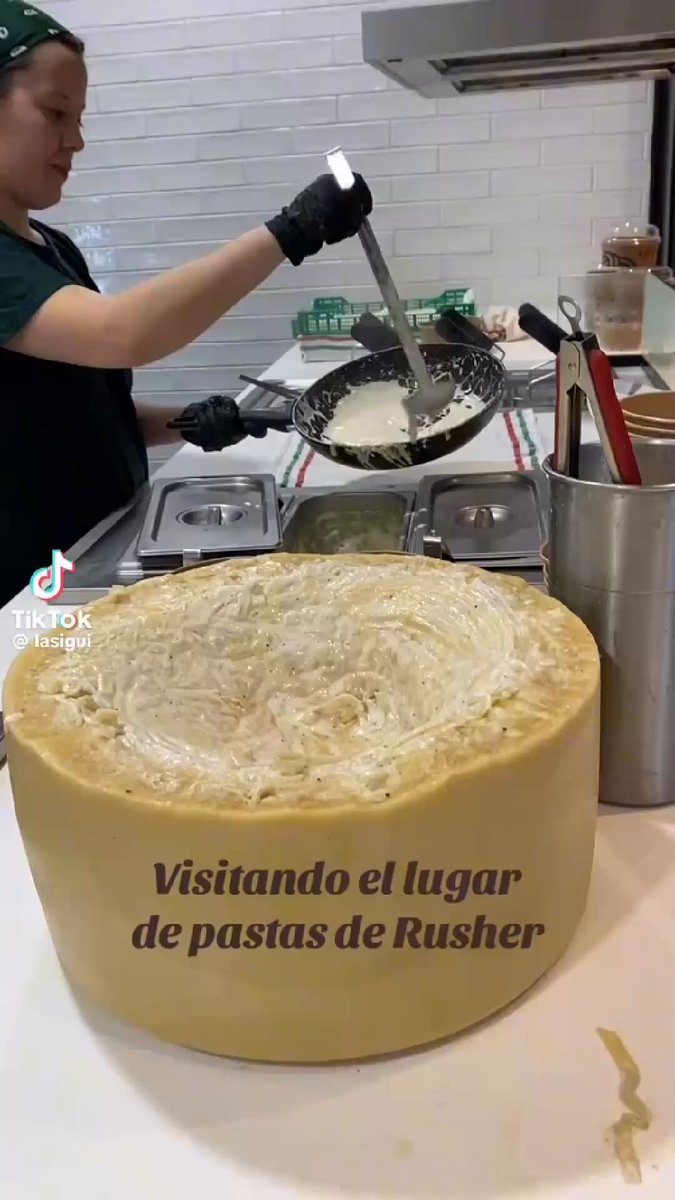 Una joven visitó el local de pastas de RusherKing y en redes apuntaron contra la higiene del lugar al ver un fideo sobrante en la horma de queso.