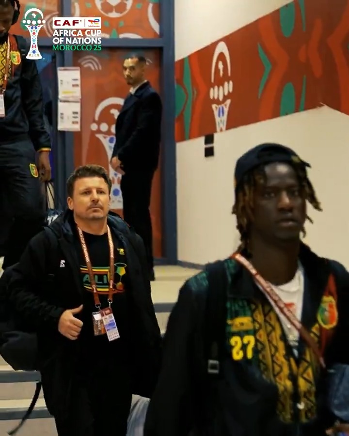 وصول لاعبي منتخبي مالي وتونس إلى ملعب محمد الخامس استعدادًا لانطلاق المواجهة المرتقبة. 🇲🇱🇹🇳