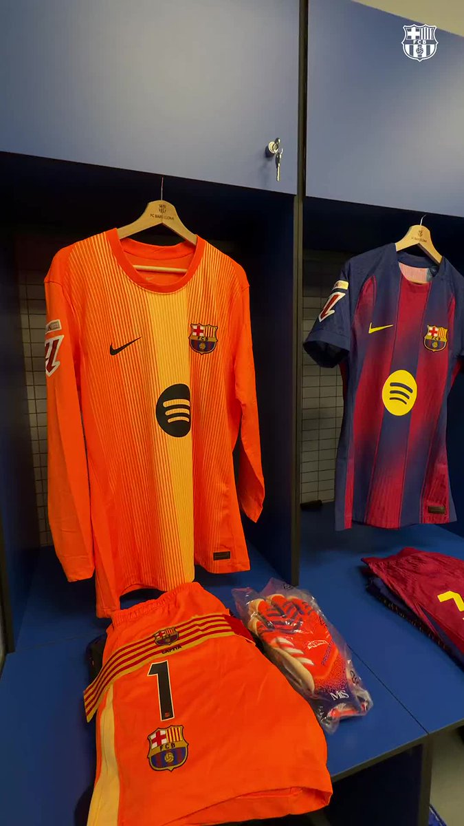 Hoy jugamos con nuestra primera equipación, pero con una novedad: el pantalón rojo 🔵🔴
