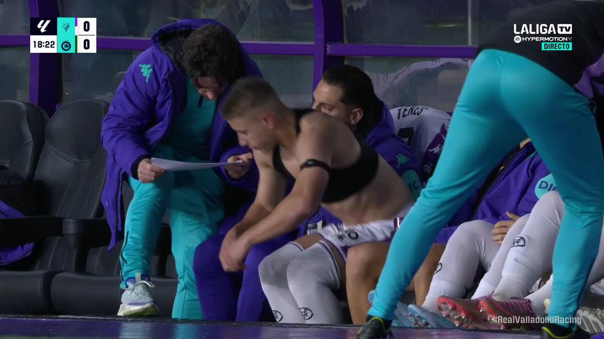 La imagen habla por sí sola ✨ Peter Federico, Guilherme Fernandes e Iñigo Vicente tirando del carro de enfermería para que Guille Bueno reciba atención médica 🏥 #LALIGAHYPERMOTION