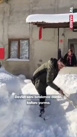Kastamonu'da karla mücadele çalışmasına katılan personel ile yolu temizlenen Fatma teyzenin samimi diyaloğu… 📌"Devlet geldi, seni darda bırakmaz."