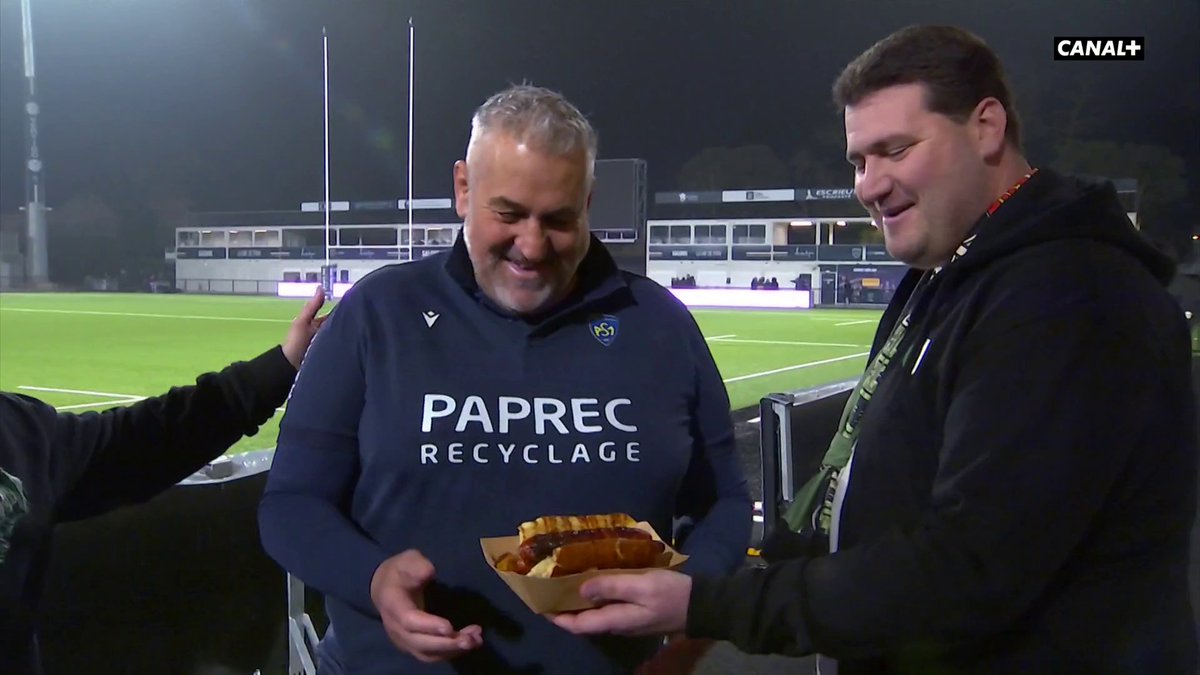 Christophe Urios reçoit une merguez par les supporters de Montauban 🤣 ASM Rugby 🤝 USM Sapiac #USMASM