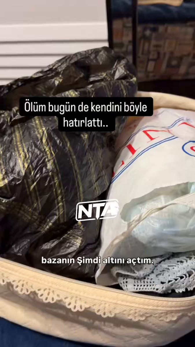 Bir kadın misafirleri geleceği için bazayı kaldırıp yeni havlu ararken, vefat eden annesinin işlediği, ipi iğnesi takılı yarım bıraktığı tülbenti görünce elleri titreyerek ağlamaya başlıyor.