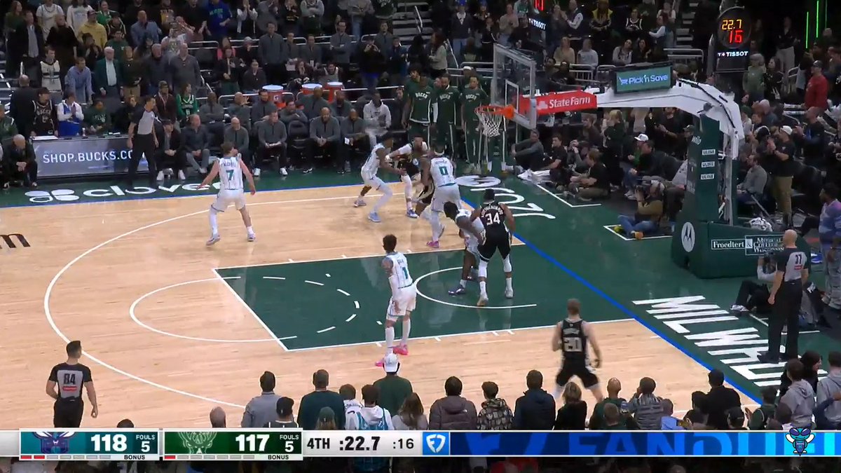 The NBA's L2M report shows one incorrect non-call in the Hornets' loss to the Bucks last night, which should've been a turnover. "Antetokounmpo is in the lane for longer than three seconds." The play resulted in a 3-pointer by Kuzma with 10.3 seconds left, making it 118-120. 😐