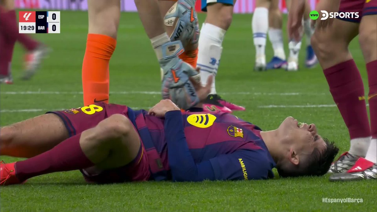 😅❌️ Joan García EMPUJÓ A SU COMPAÑERO Gerard Martín para evitar el gol de Espanyol. Gran recurso -y bastante inusual- del arquero de Barcelona.