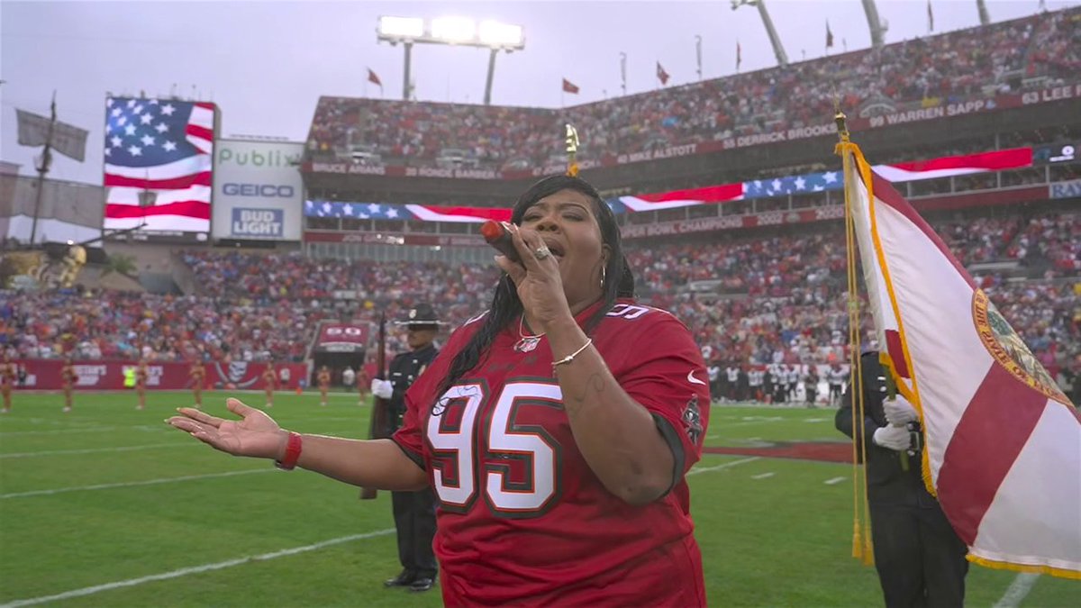 Shanda Roberts, mother of Buccaneers DL Elijah Roberts, signing the National Anthem before his game 🥹