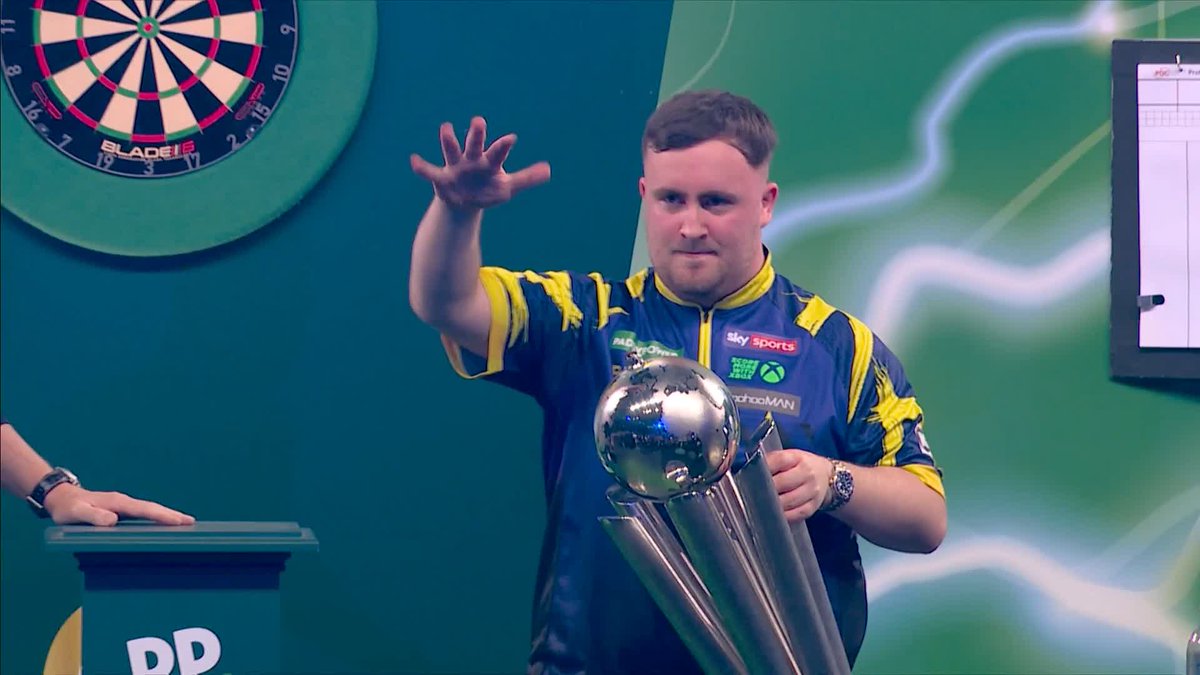 The King of the Palace! 👑 Luke Littler gets his hands on the Sid Waddell trophy for the second time 🏆