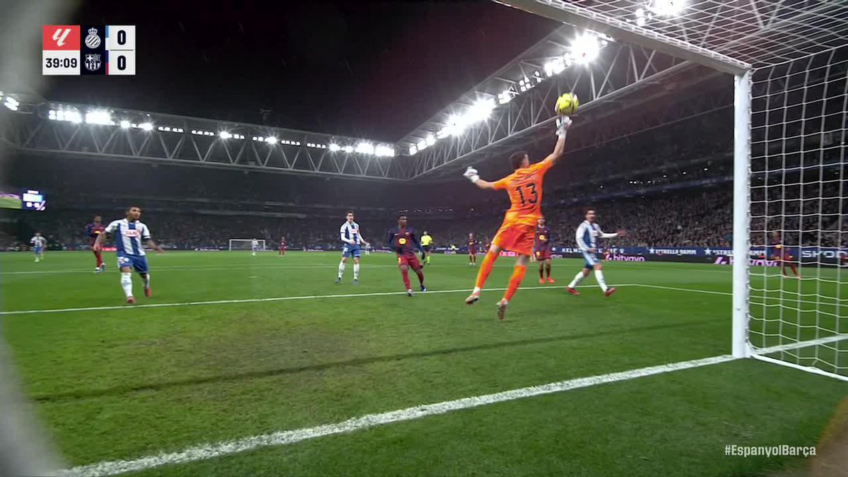 ¿CUENTA COMO LEY DEL EX DEL ARQUERO? Impresionante atajada de Joan García, ex Espanyol, en el Derbi catalán tras el cabezazo de Pere Milla. La reacción de Carlos Romero es la de todos...