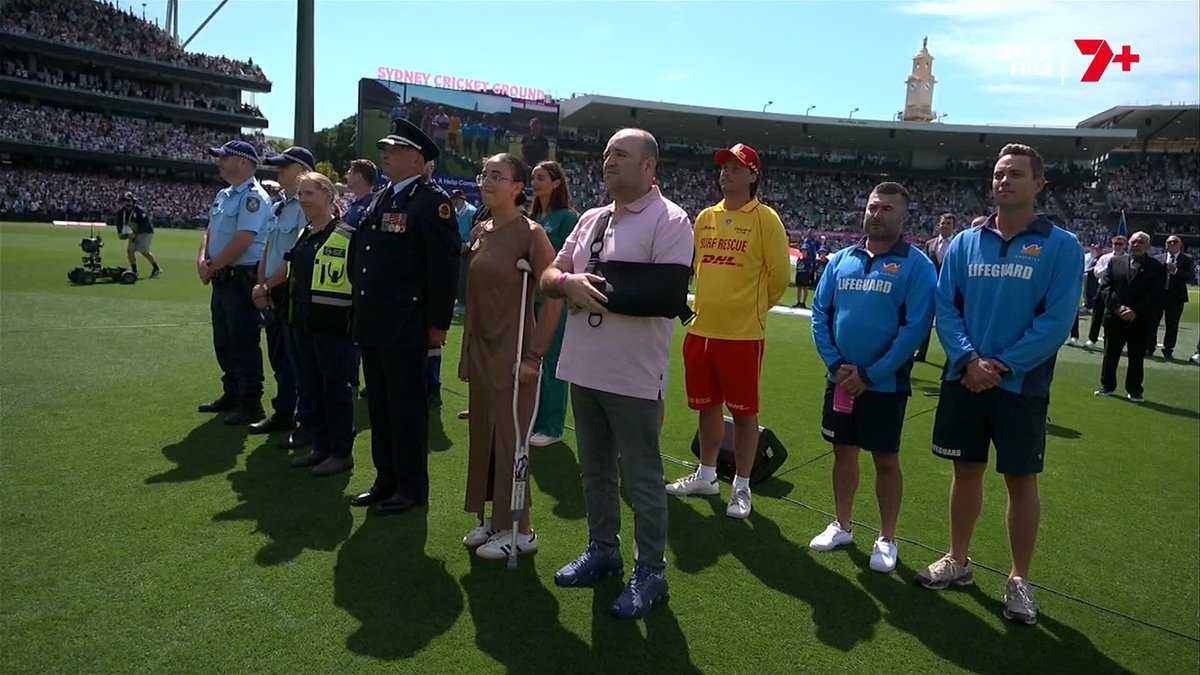 The SCG rises as one to acknowledge the first responders and community heroes who bravely acted during the Bondi attack 🙏