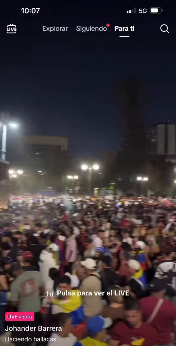 EL TREN DE ARAGUA CONTINÚA EN PARQUE ALMAGRO! Los venezolanos tienen la venia del Gobierno de Chile, de la Santiago y del Gobierno regional. O sea que los chilenos tampoco necesitamos permisos para tomarnos lugares públicos?