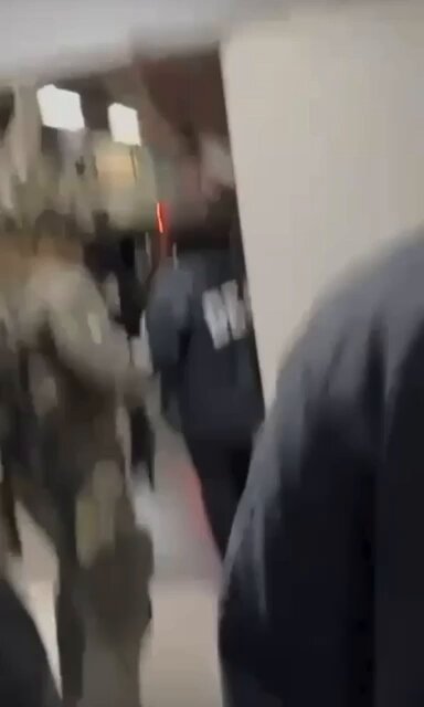 🇻🇪🇺🇸🚨| URGENTE: Este es el primer video donde Cilia Flores se ve detenida junto al narcoterrorista Nicolás Maduro en New York.