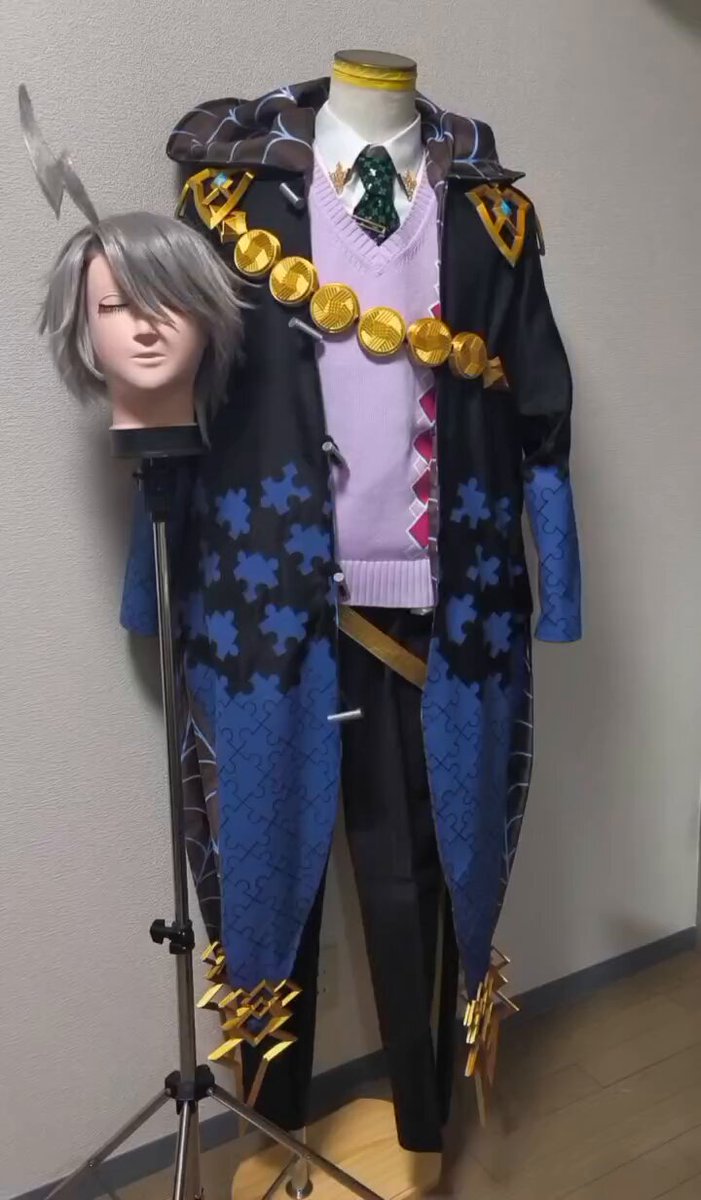 FGO/ジェームズ・モリアーティ(裁) 衣装完成しました〜🙌 コートのラバー、ネクタイ、ロゴ、武器の文字盤等デザイン等は友人に手伝って貰いました✨最高の一着!ありがとう😭 Special Thanks:まろみ