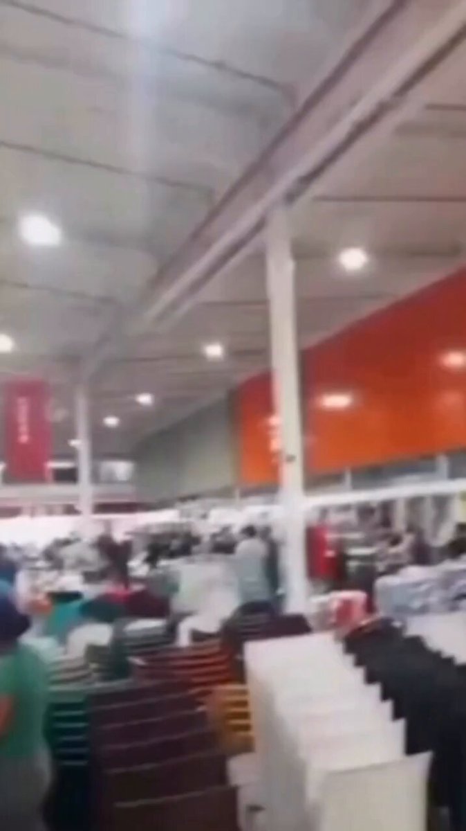 Se están produciendo saqueos en un centro comercial de La Yaguara, Caracas.