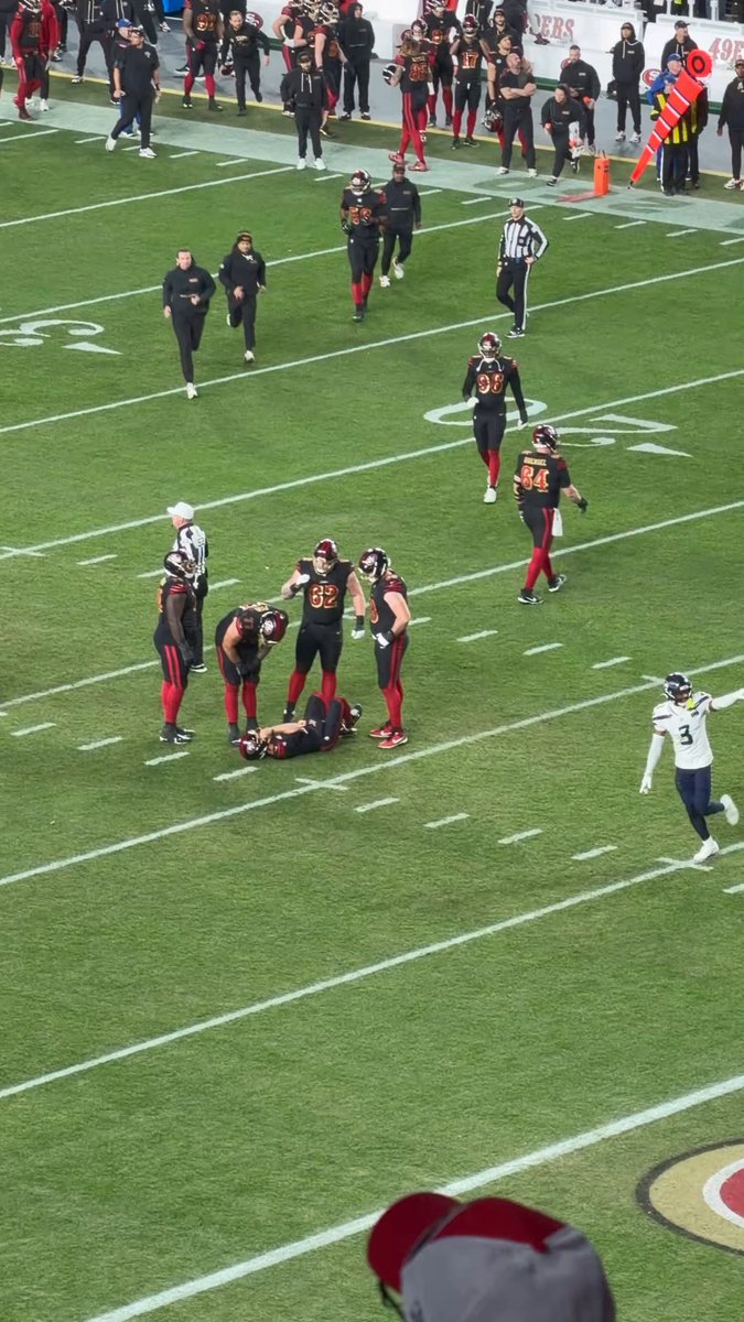 #49ers Brock Purdy down on the field after the play 🙏🏼