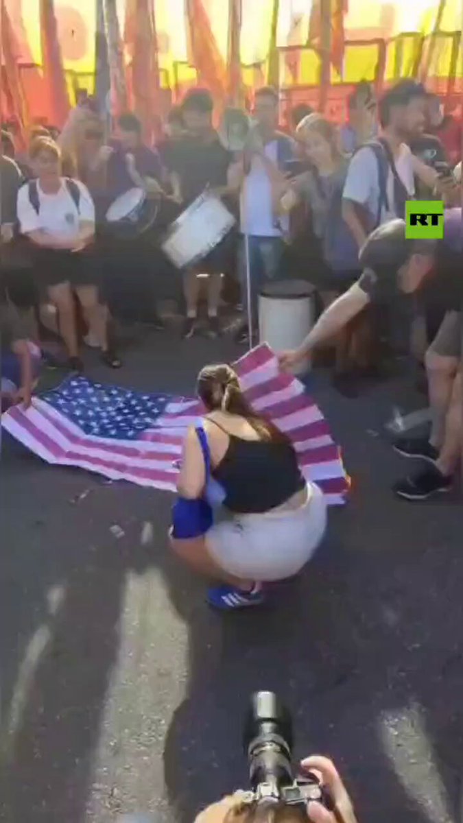 US FLAG BURNS in Buenos Aires