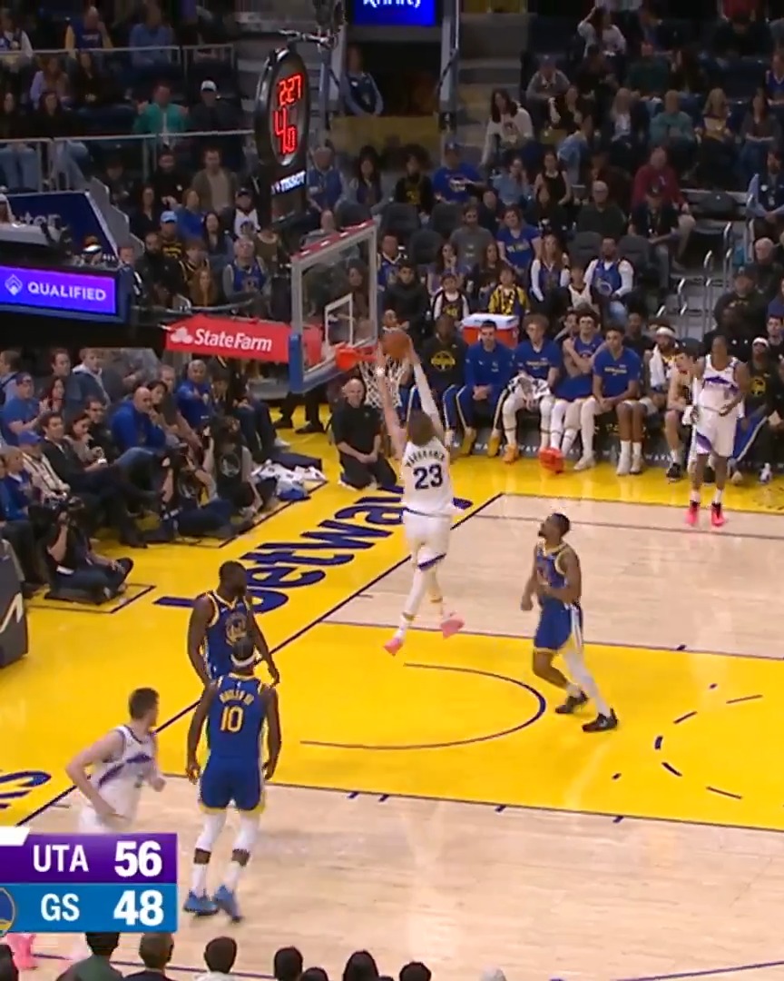Lauri Markkanen gets an open lane while Draymond Green was screaming at the refs 👀
