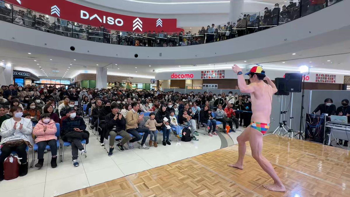 イオンモール土岐でコール&amp;レスポンス！ 奥に見えるゴールドジムのトレーニーに届く勢い！ 元気な土岐っこピーヤたちの 全力おっぱっぴーオールアウト！