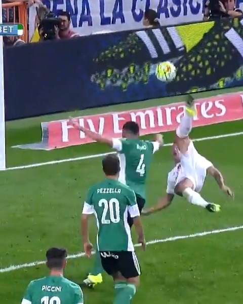 🤸‍♂️ James Rodríguez: Un colombiano que marcaba goles DE CHILENA. RealMadridRealBetis | LALIGAEASPORTS