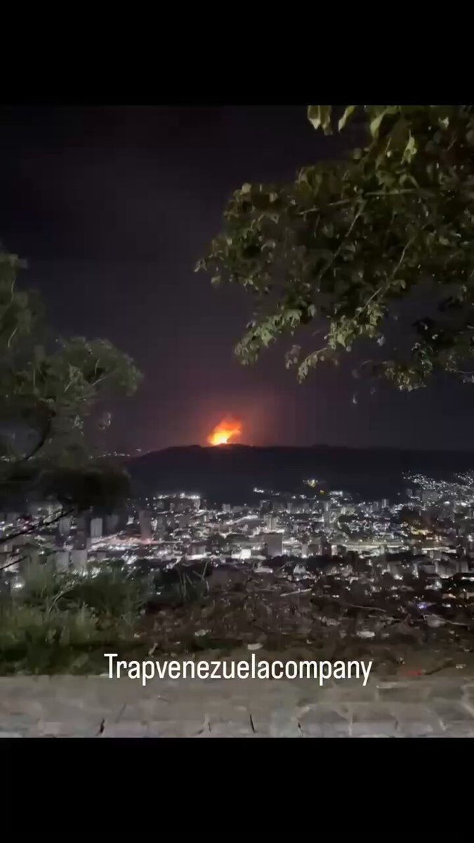 Video donde se pueden apreciar hasta 8 detonaciones probablemente de bombas guiadas por la Fuerza Aérea 🇺🇸 ante un objetivo 🇻🇪.