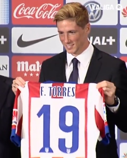 Un Vicente Calderón lleno hasta la bandera. El regreso de un ídolo atlético. Un día especial en la historia del Atlético de Madrid. 🔙 ¡Se cumplen 11 años del regreso de Fernando Torres al club de su vida! LALIGAEASPORTS | LALIGAHistory