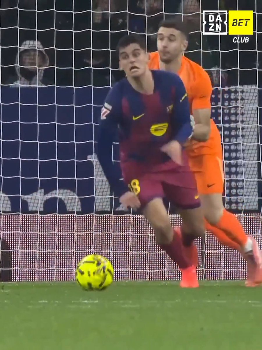 Idea geniale di Joan Garcia 💡🧞‍♂️ Trasforma Gerard Martin in un muro 😅🧱 #EspanyolBarcellona #LaLiga #DAZN