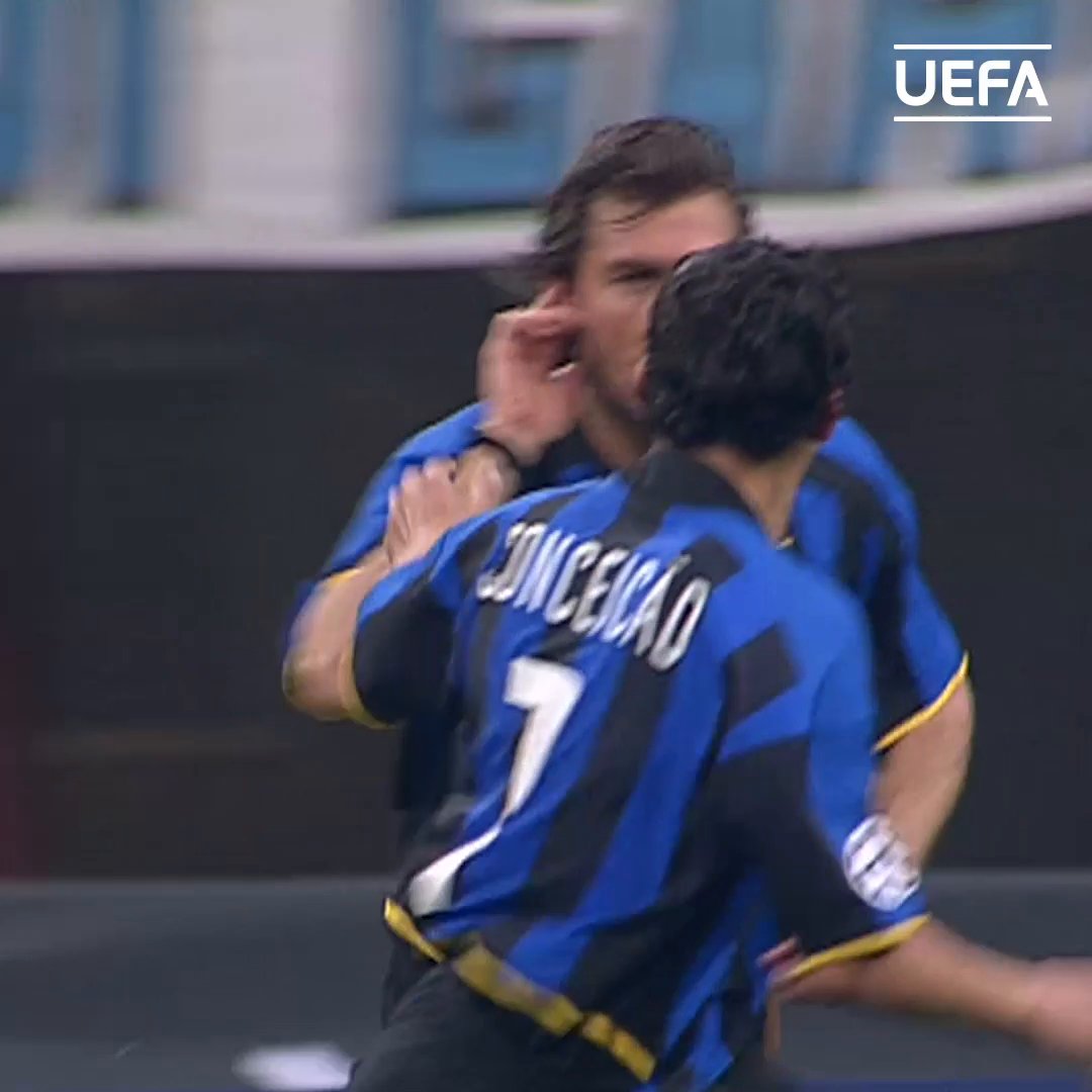 Cada central que choca con Vieri en un duelo aéreo acaba en el piso. Cada balón que recibe Vieri en el área es gol. Pero este vídeo sirve también para considerar el Vieri pasador, en quien nadie reparaba.
