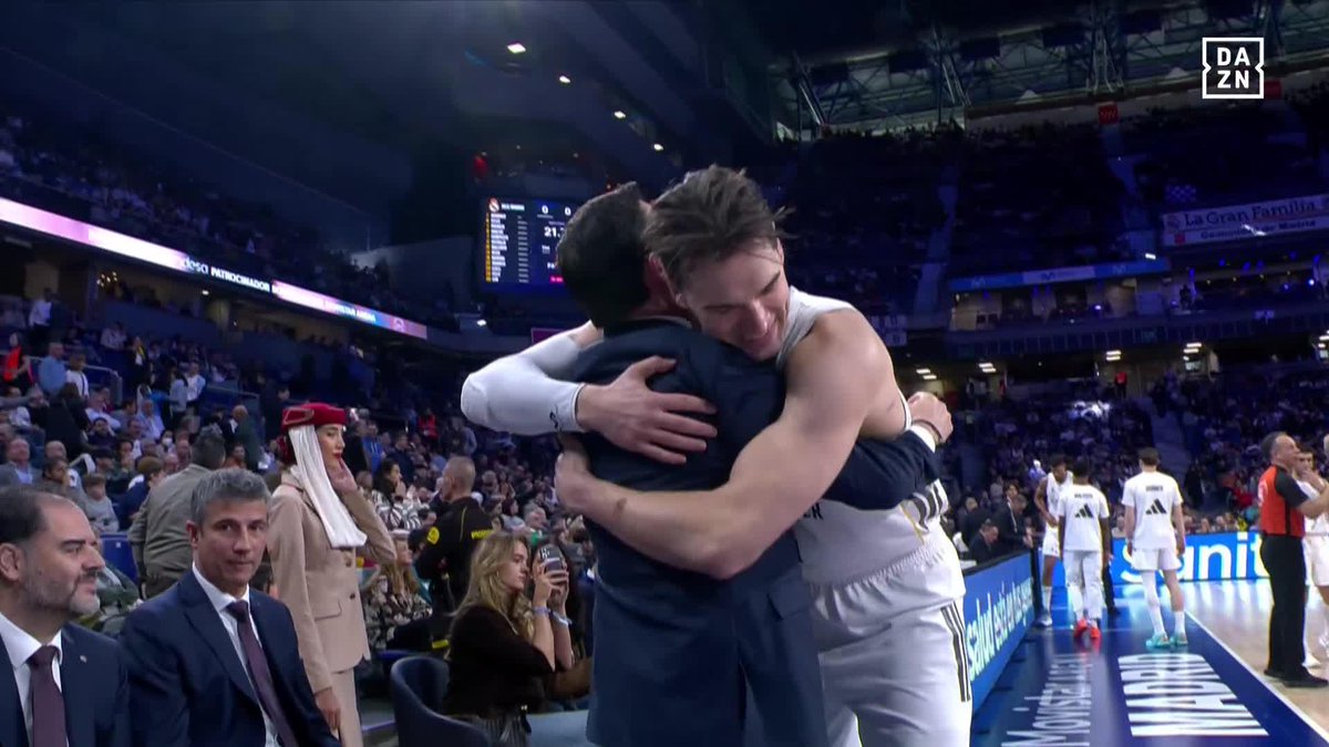 ¡QUÉ MOMENTAZO! ¡ESTO TAMBIÉN ES EL CLÁSICO! 👏🏻👏🏻👏🏻 El bonito abrazo de @MarioHezonja a Xavi Pascual, que fue su entrenador, y a todo su cuerpo técnico 🔝 #LigaEndesaxDAZN 🏀