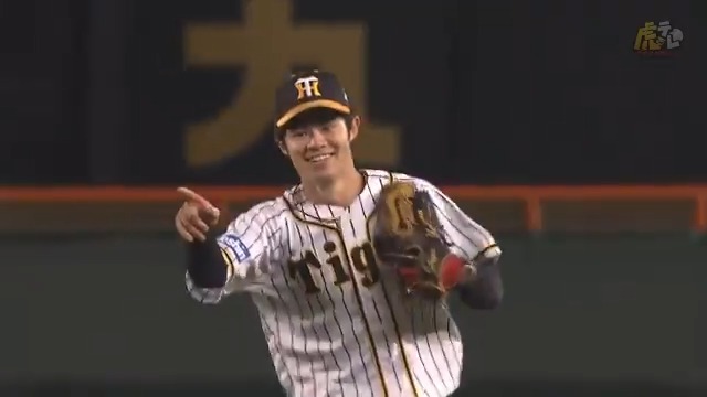 中野のショート守備について 確かにGG賞級の守備。でも肩が弱く深い三遊間だと届いても一塁アウトにするのが難しかった。それで岡田監督は距離がより短く守備範囲を活かせるセカンドにコンバート。代わりにショート木浪や小幡を起用して特に2023年は大量のゲッツーを奪った。