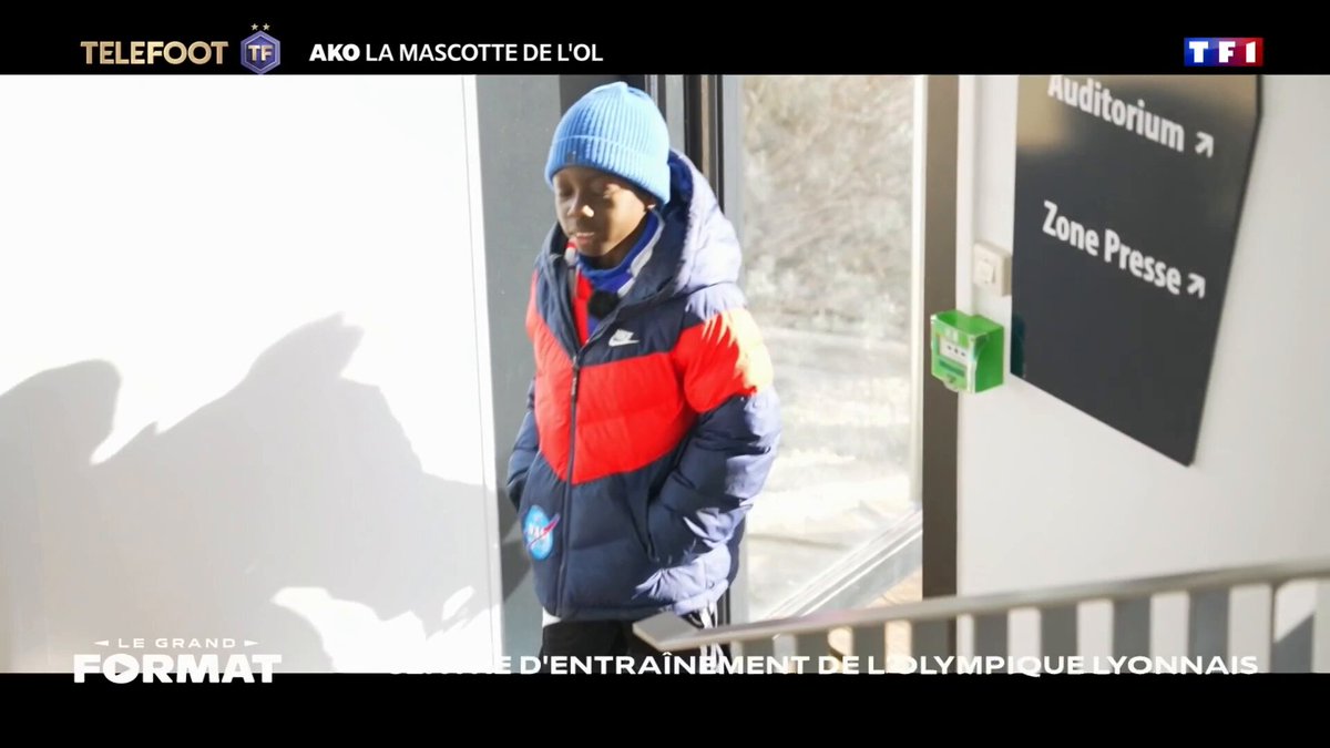 Le petit Ako a eu la chance de découvrir le centre d’entraînement de l’OL, après avoir suivi son club depuis son lit d’hôpital. 😃🔴🔵 Yassin Nfaoui