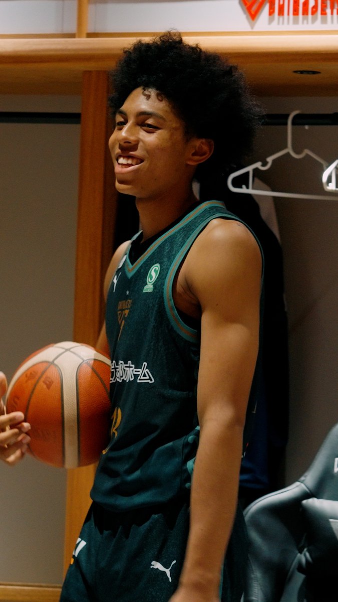 Congrats, KOTARO👏 ユース育成特別枠として加入した17歳がB1デビュー戦で初得点をマーク✅試合後のロッカールームでは #渡邊雄太 選手からゲームボールがプレゼントされました🏀 #深水虎太郎 #千葉ジェッツ #千葉ジェッツU18 千葉ジェッツふなばし✈️ユース