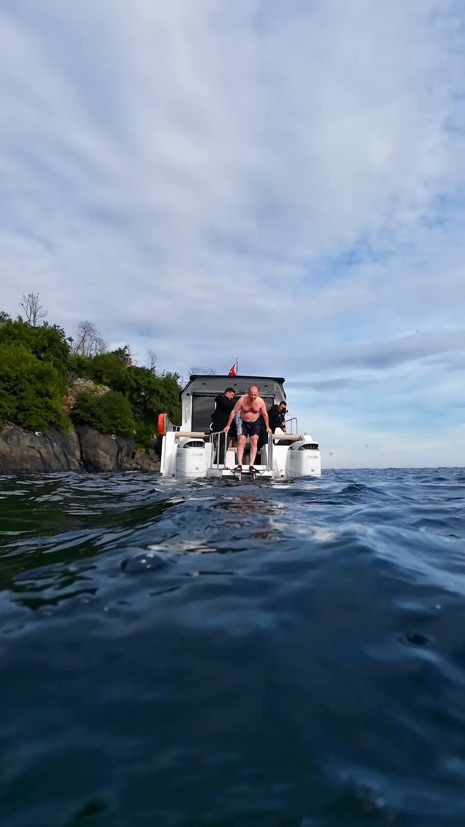 Giresun Ocak’ta da bambaşka güzel.🙂 Güzelim ada yanınızda, şehrin eşsiz manzarası karşınızda olunca Karadeniz sadece yüreğinizi ısıtıyor.🌊 Böyle bir ahenkte serin sulara kulaç atarken bir tarafı mavi diğer tarafı beyaz olan bu mevsim, sadece takvimden ibaret.🏊 📍Giresun Adası