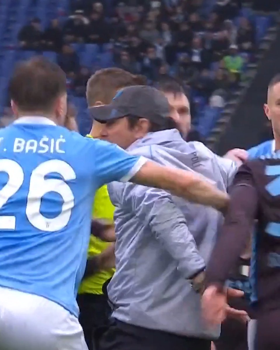 Antonio Conte was in the thick of it as the referee handed out three red cards during Napoli's victory over Lazio 😳🔴