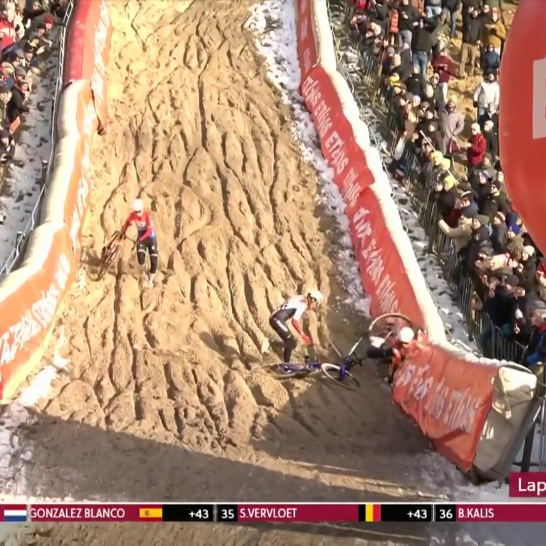 Le cyclo-cross ne pardonne pas ! Les trois premières chutent à Zonhoven 😮 #LesRP
