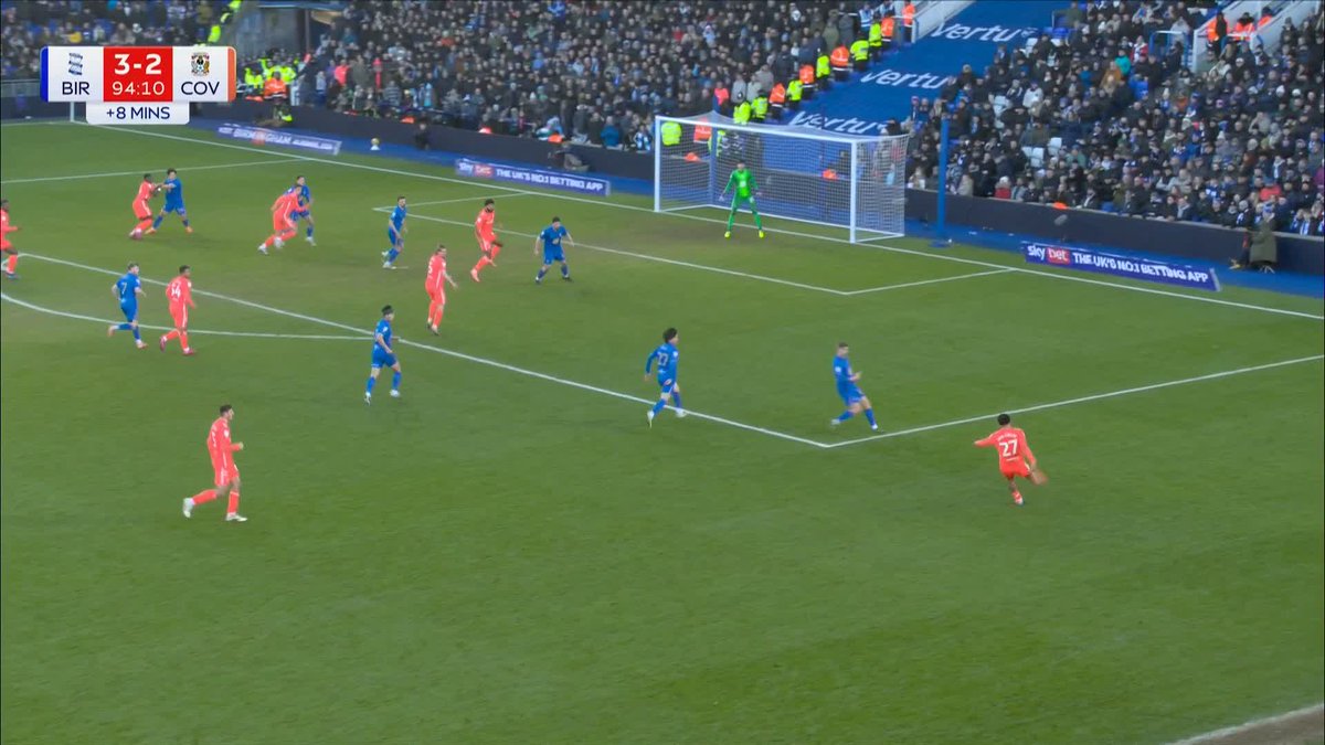 "You can't raise a hand like that" Coventry are down to 10 players as Bobby Thomas is shown a straight red card 🟥