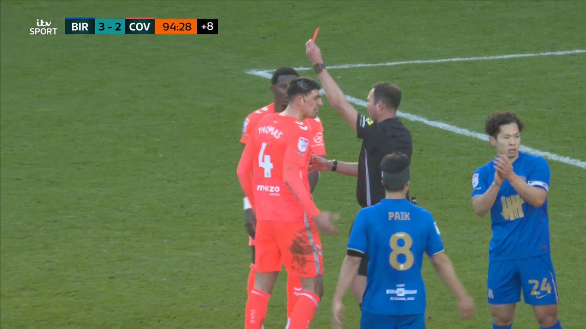 Bobby Thomas red 🟥 Quite the headloss here. Also, quite the theatrics from Phil Neumann. Thomas out for three games now 😬