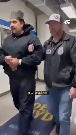 美国采取了一次震惊全球的突发行动：抓捕委内瑞拉总统马杜罗。这一消息瞬间引爆了委内瑞拉海内外民众的情绪，但反应却截然不同。 马杜罗的倒台，究竟是这个饱经风霜的国家民主重生的开始，还是动荡局势进一步升级的序曲？ 💬 你如何看待这次震动世界的抓捕行动？ #委内瑞拉 #马杜罗 #美国 #特朗普