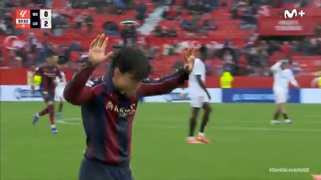 🙏 Carlos Álvarez pide perdón tras marcar el 0-3 al Sevilla. #LALIGAEASPORTS #LaCasaDelFútbol