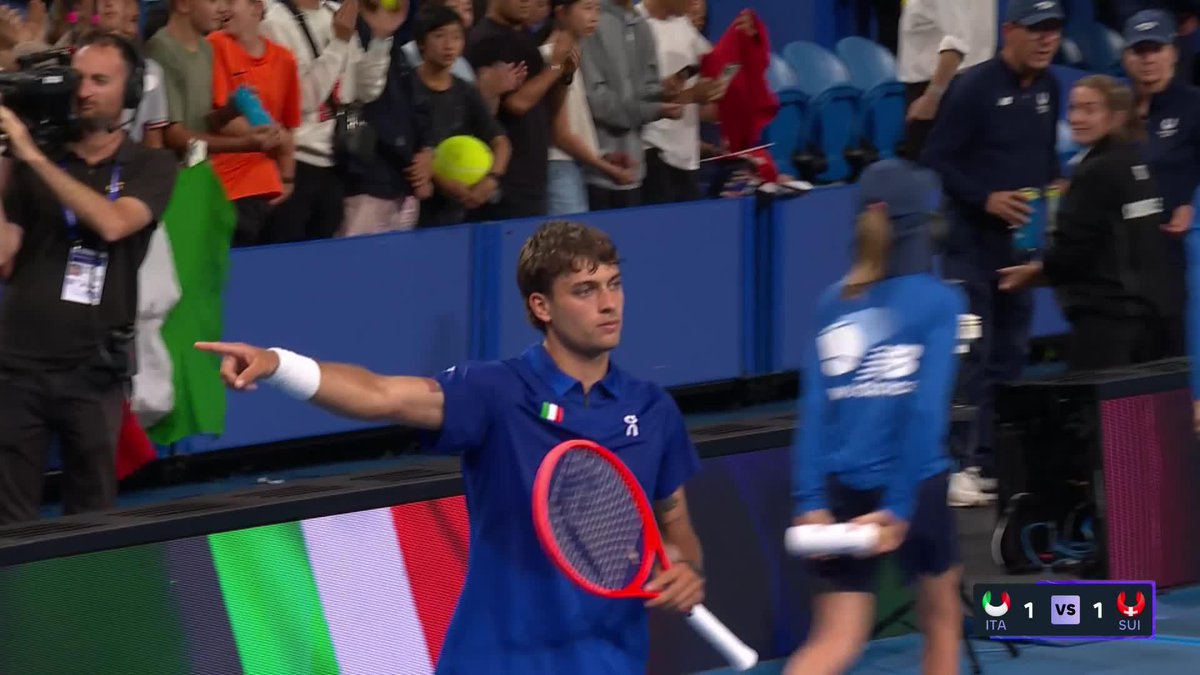 Así se tiene que retirar Stan Wawrinka de todos los estadios 👏👏👏 ¡Gran gesto de Flavio Cobolli!