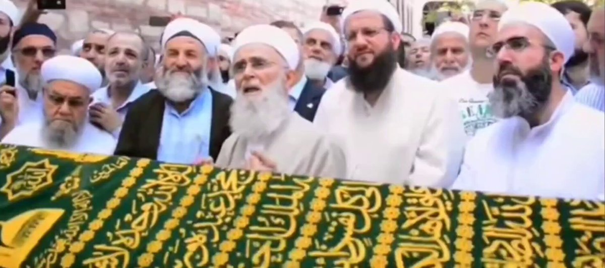 Arkadaşlar Bu dava çökseydi Kerbelâ’da çökerdi Bu dava çökseydi Hazreti Ömer arkadan hançerlendiğinde çökerdi Bu dava çökseydi Hazreti Osman’ın boynu,bizim içimizden çıkan teröristlerce Kur’an okurken doğrandığı zaman çökerdi Abdulmetin Balkanlıoğlu Hoca