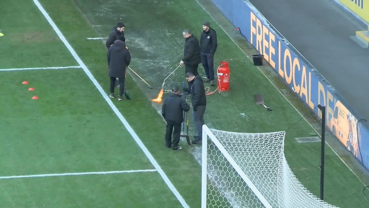 Hull City görevlileri, saha çevresindeki alanı çözmek için alev püskürtücü, kullandı😳 Ne yazık ki yeterli olmadı ve maç, başlama vuruşundan sadece 20 dakika önce iptal edildi. Gidiş-dönüş tam 400 mil (yaklaşık 640 km) 🫤